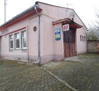 Pink building in Búča with the sign 
