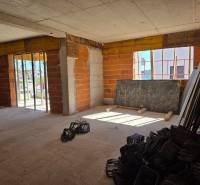 Construction of a 3-room apartment in Srima with brick walls and a concrete floor.