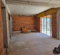 Construction of a 3-room apartment in Srima with brick walls and a concrete floor.