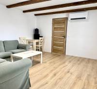 Living room in a family house with wooden beams and a floor with a wooden decor.