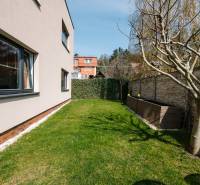 A garden with a lawn and a tree at a 4-room apartment on Cesta na Klanec in Lamač.