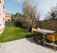 A terrace with a garden table and chairs in a 4-room apartment on Cesta na Klanec, Bratislava - Lamač.