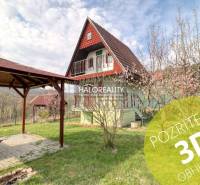 A cottage with a garden in Čachtice, a wooden gazebo, blooming trees, a view of the mountains.