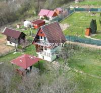 Čachtice gardens with garden houses and cabins amidst green nature.