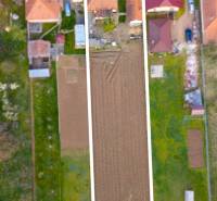 A plot of land with a family house in Belince, surrounded by other houses and gardens.