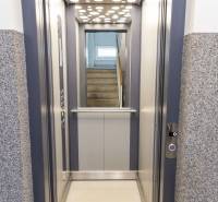 Elevator on the ground floor with a view of the staircase in a 4-room apartment.