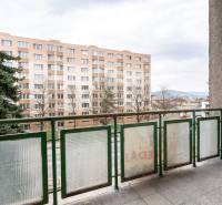 The balcony of a 3-room apartment in Dubnica nad Váhom with a view of the apartment building and greenery.