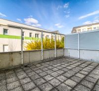 The balcony of a 3-room apartment on E. Belluš in Piešťany with a view of the surroundings.
