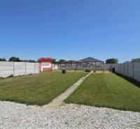 A garden with a lawn and gravel surface at a family house on Chorvátska Street in Slovenský Grob.