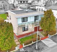 A family house in Martin with a flat roof, a garden, and surrounding houses.