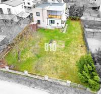 A family house in Martin with a garden and trees, surrounded by a fence for privacy.