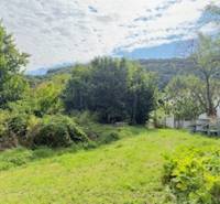 A garden by a family house in Krivosúdy-Bodovka surrounded by greenery and trees.