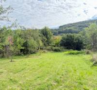 The garden of a family house in Krivosúd-Bodovka on Krivosúd - Bodovka street surrounded by greenery.