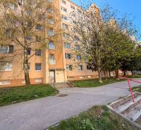 The apartment building on Murániho Street in Nitra with surrounding greenery offers 3-room apartments.