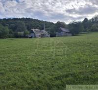 Green meadow with a rural building in Horný Tisovník, suitable for residential land.