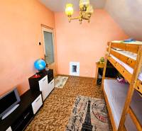 A room in a family house with a bunk bed and a carpet with the Eiffel Tower.