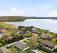 A cottage near the lake in Vojka nad Dunajom with a beautiful view of the water surface.