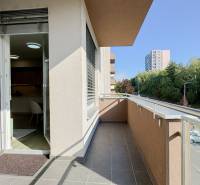 The balcony of a 3-room apartment on Saratovská Street in Trenčín with a view of the surroundings.