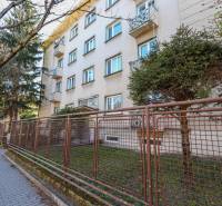 Apartment building with fencing on Sasinkova Street in Piešťany, suitable for a 3-room apartment.