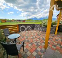 Terrace of a 2-room apartment in Veľká Lomnica with a view of the mountains and greenery.