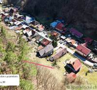 A view of cottages in Moštenica set in the forest and surrounding nature.