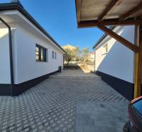 A nicely maintained driveway to a family house on Mulo Street in Vrsi.