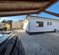 Family house on Mulo Street in Vrsi with a reinforced driveway and a wooden roof.