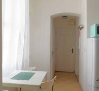 Predaj. 2i byt, Mariánska , Staré mesto, Bratislava, jedálenský kút a chodba.JPG