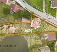 Aerial view of the property in Michal na Ostrove, outlined with a highlighted line.