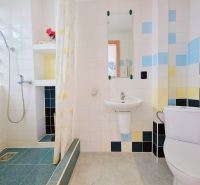 Bathroom with colorful tiles in the Holiday Apartment.