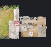 Floor plan of a 3-room apartment with wood-patterned flooring and a spacious garden.
