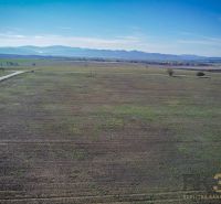 Plots - living in Mlynica with a panoramic view of the surrounding countryside and mountains.