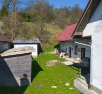 The courtyard of a family house in Dolná Poruba with a garden shed and a workshop.