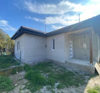 The family house in Encs has a simple facade and a sloped roof.