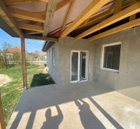 A view of the unfinished terrace of a family house in Encs with a wooden roof structure.