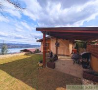 A cottage in Kvakovce with a view of the water surface and a garden terrace.
