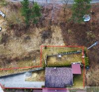 Aerial photograph of a cottage in Kvakovce with a garden and fenced plot.
