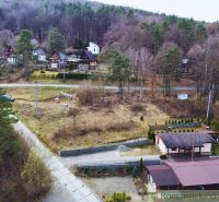 Cabins in the forest near Kvakovce surrounded by trees and nature.
