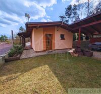 A cottage in Kvakovce with a garden area and a wooden shelter surrounded by nature.