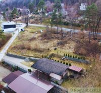 A cottage in Kvakovce surrounded by forest and adjacent cottages in a quiet area.
