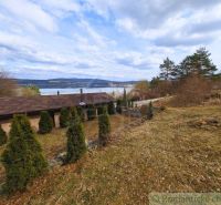 A garden by the cottage in Kvakovce with a view of the reservoir and hills.
