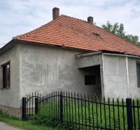 A family house on Malý Máger Street - Tonkovce, Nový Život, with old plaster and a tiled roof.