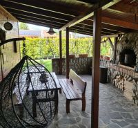 A garden with a terrace in Šamorín, a grill, and a relaxation zone by a three-room apartment.