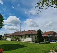 Garden in Šamorín with a family house, lawn, and trees, suitable for a 3-room apartment.