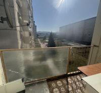 The balcony of a 3-room apartment on Mierová Street in Stará Ľubovňa with a view of the housing estate.