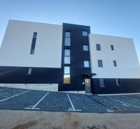 A recreational apartment in Privlaka offers a modern facade and spacious parking on Privlaka Street.