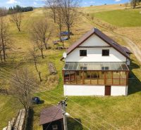 A family house in Oravská Lesná, on a quiet street, surrounded by nature and a grassy plot.