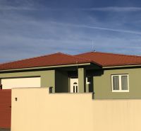 A family house in Kynko, Nitra with a green facade and a red roof.