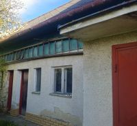 The family house on Novonosická Street in Horné Kočkovce has red doors and windows.
