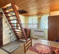 Interior with staircase, wooden ceiling, and floral decoration in the Gardens.